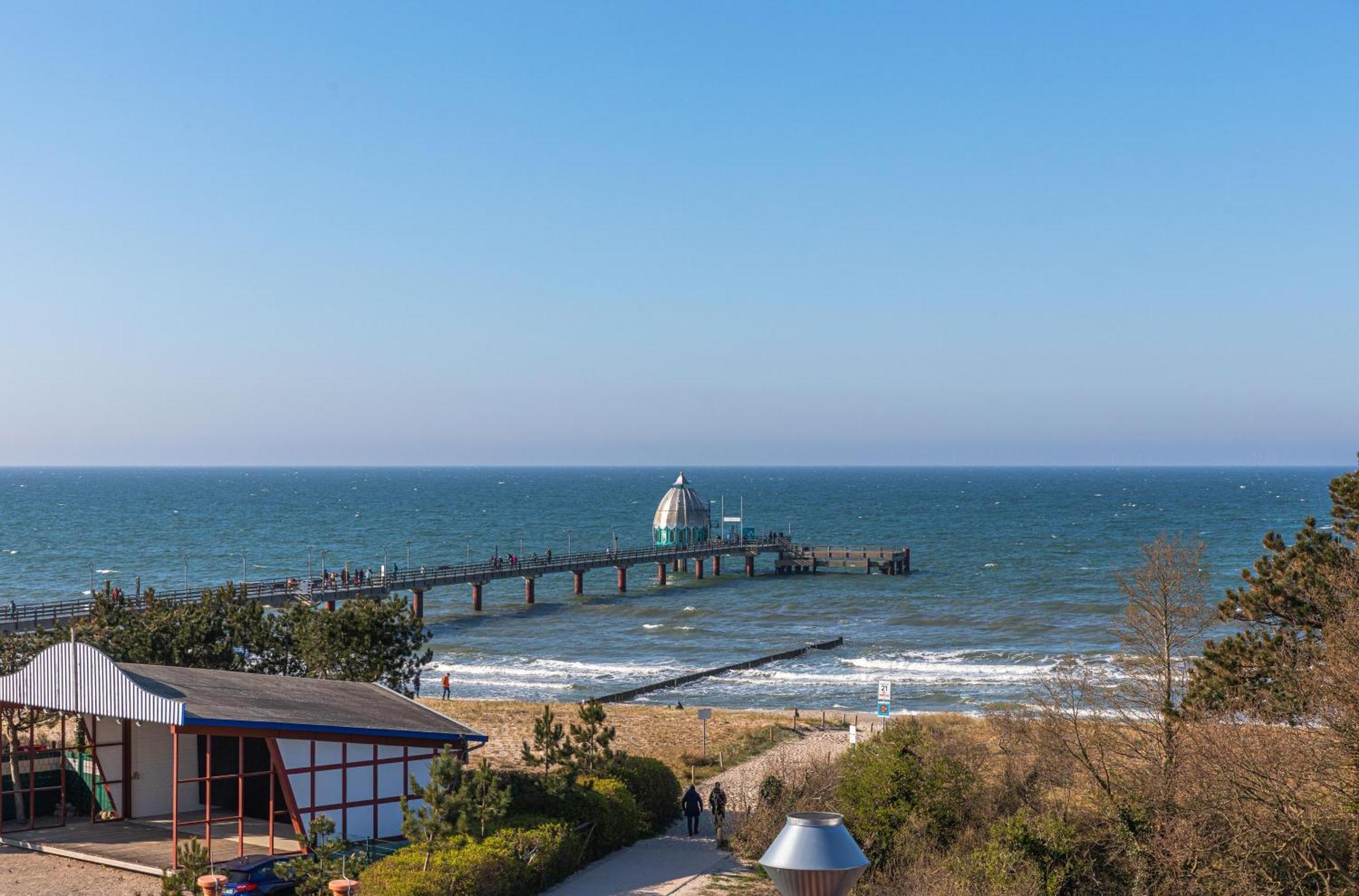 Krosse Krabbe an der Seebrücke Zingst Exterior foto